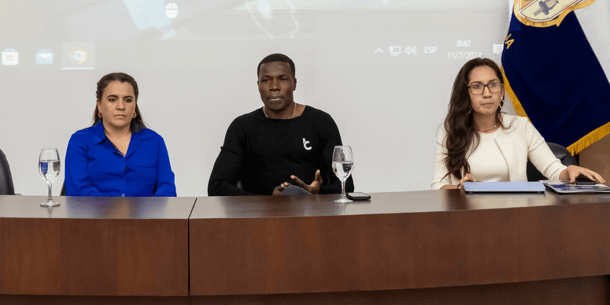Exfutbolista Carlos Tenorio visitó la UTPL y habló de la educación y la disciplina en el deporte