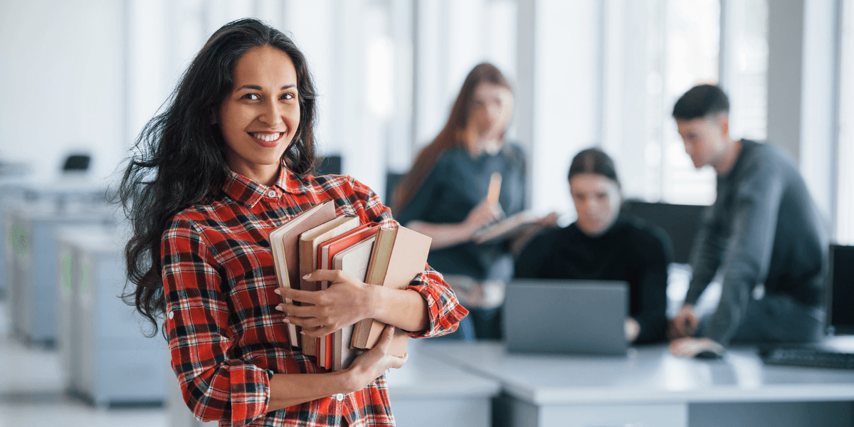 Estudiar un posgrado en la UTPL te prepara para liderar con visión global