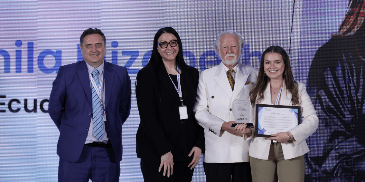 Ecuatoriana recibe reconocimiento internacional por su innovación en la enseñanza del inglés