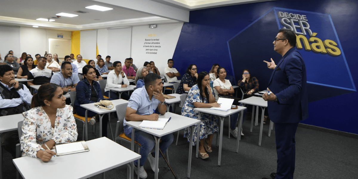 Carrera de Derecho se afianza en la tecnología para preparar a sus estudiantes en su examen complexivo