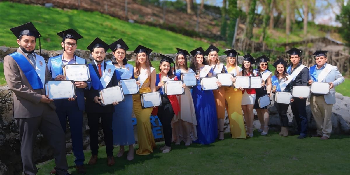 Estudiantes de la modalidad a distancia y en línea se graduaron en Nueva York, Roma y Madrid
