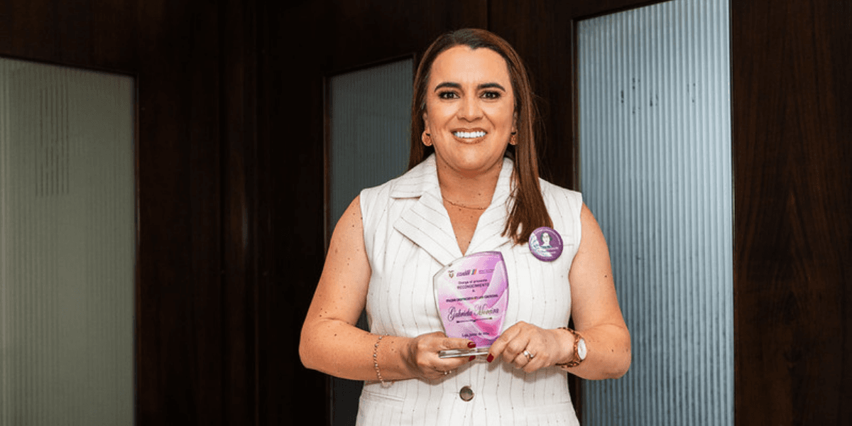 Docente investigadora recibe homenaje por su liderazgo y aporte científico