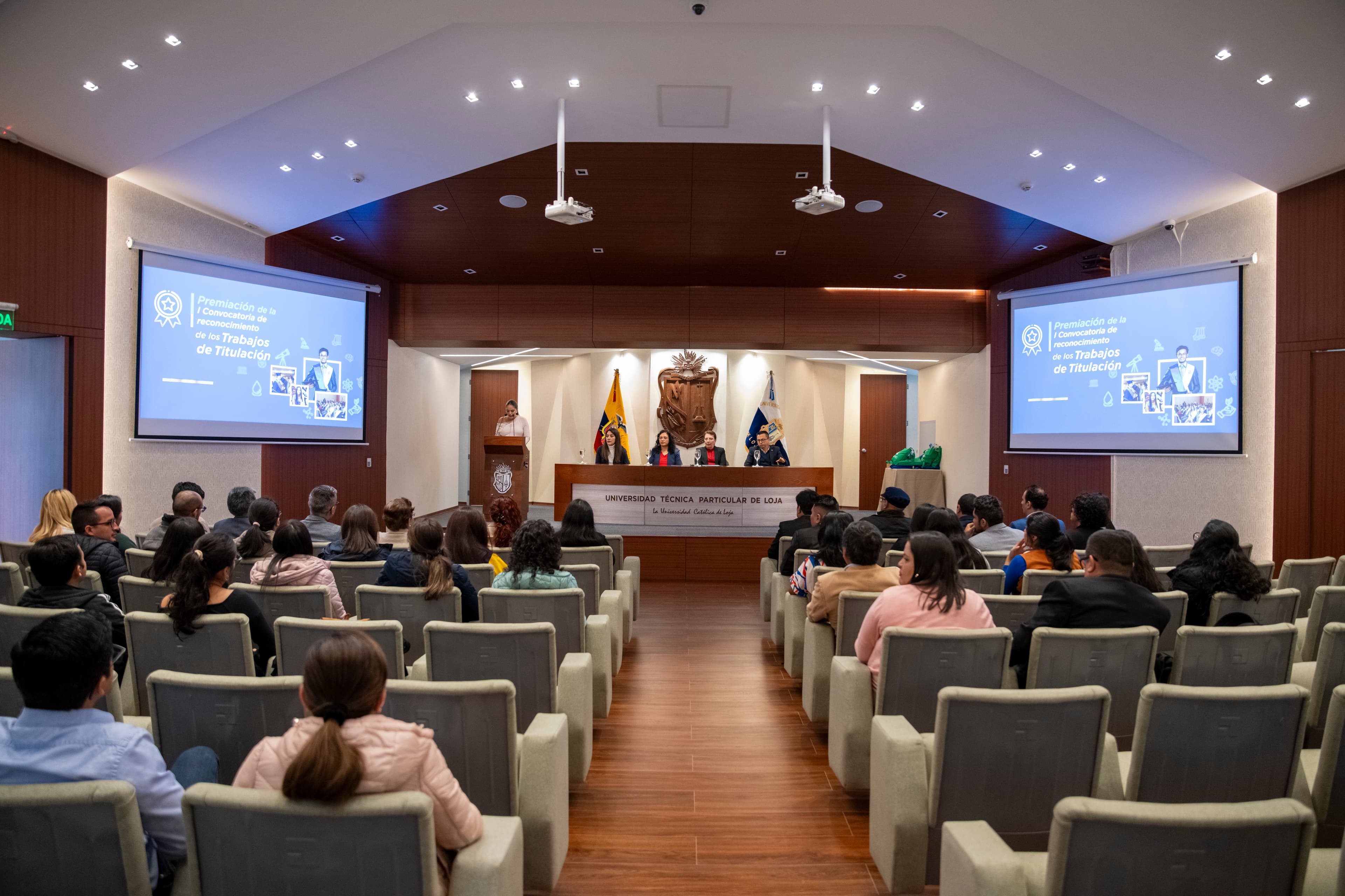 Estudiantes son reconocidos por sus aportes en investigación con trabajos de titulación