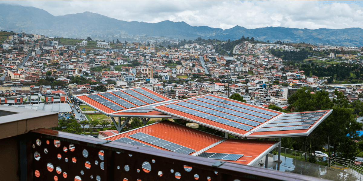 La UTPL es pionera en generar energía limpia con sus 724 paneles solares