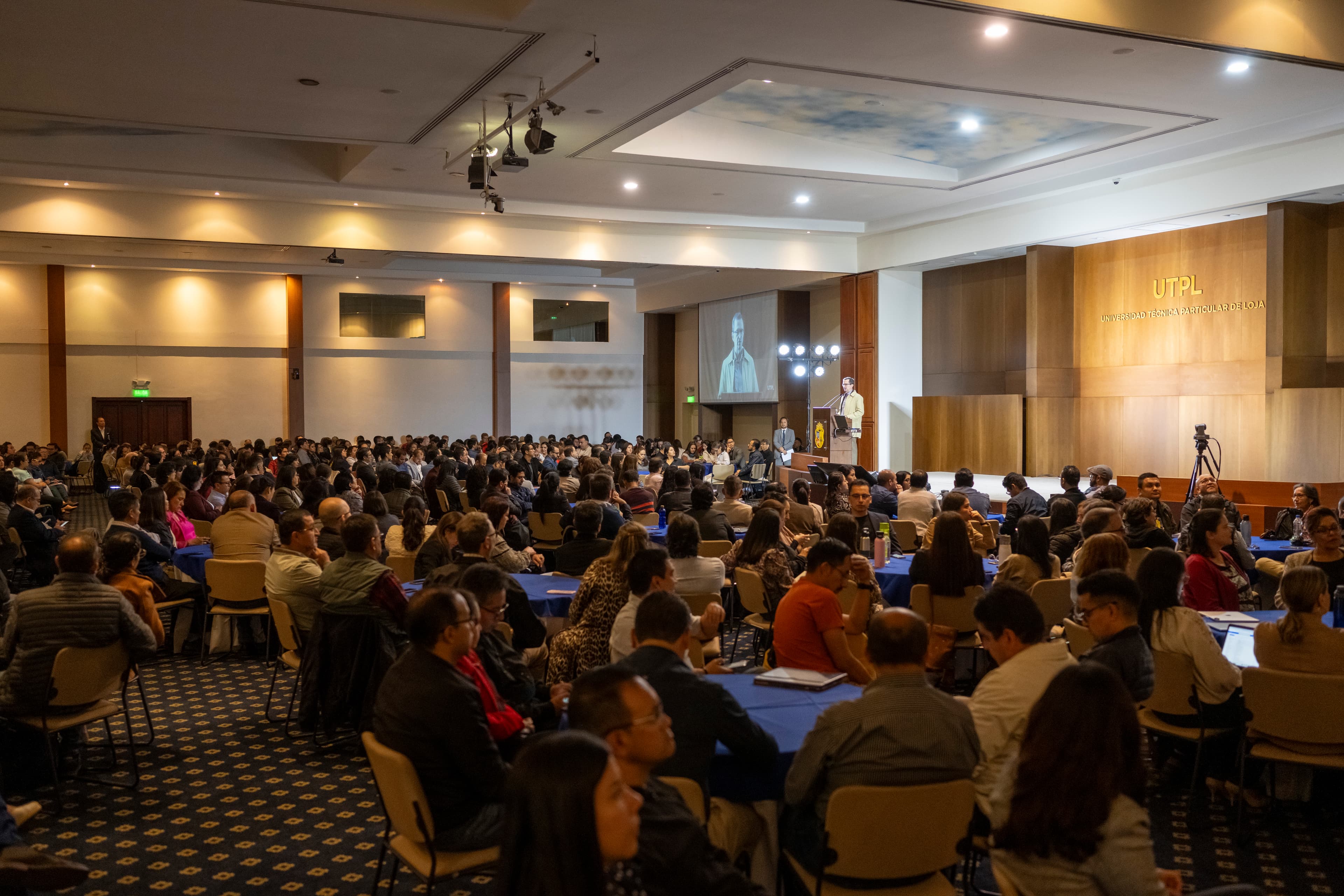 Jornada de reflexión académica fomenta la educación orientada a la resolución de problemas