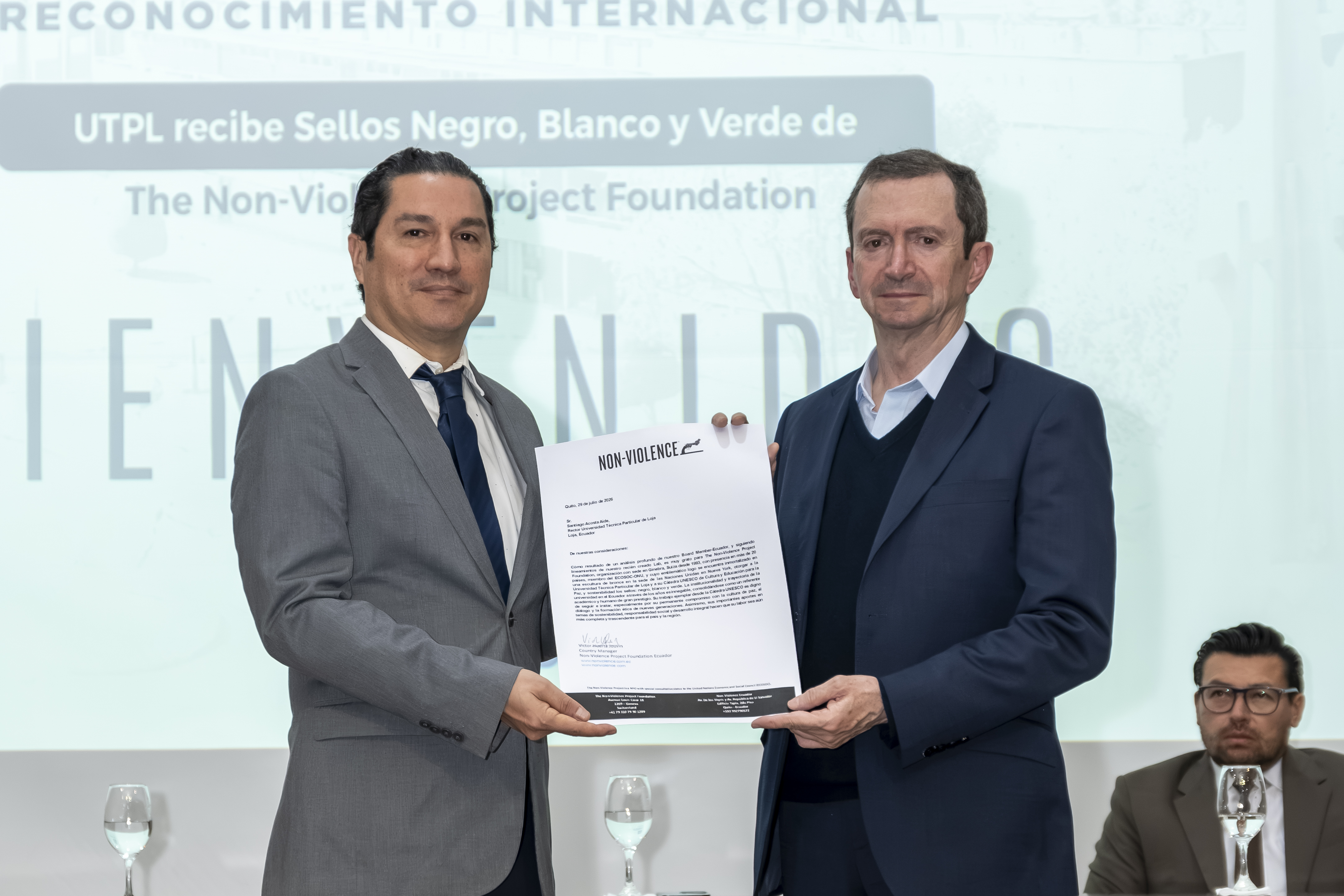 El rector de la UTPL recibió el Sello Negro por The Non Violence Project