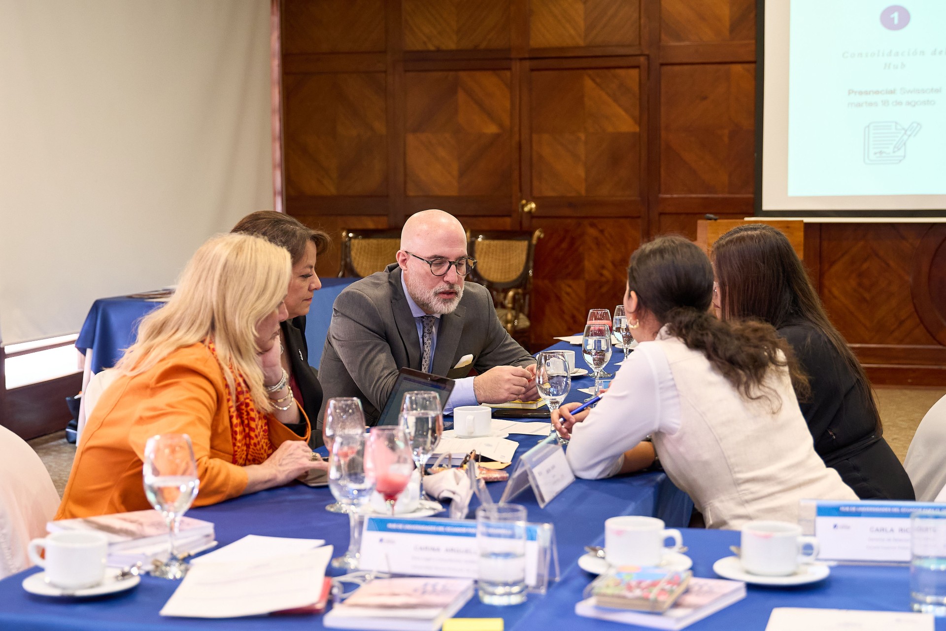 Representantes de cada universidad se reunieron en mesas de trabajo, en la primera reunión del HUED