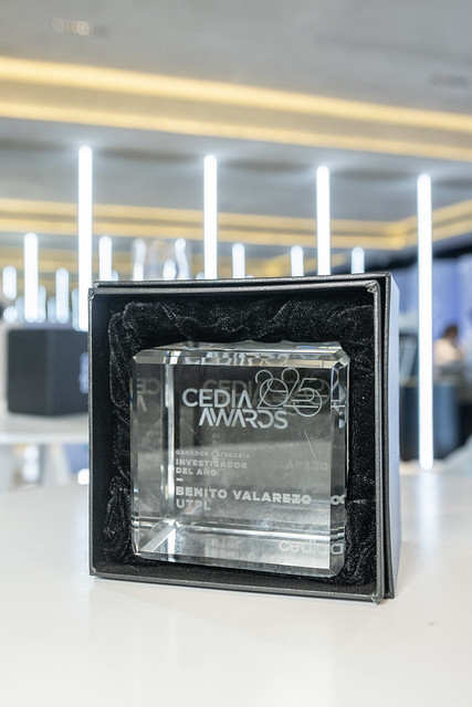Eduardo Valarezo Valdez recibe el reconocimiento como Investigador Destacado en los CEDIA Awards