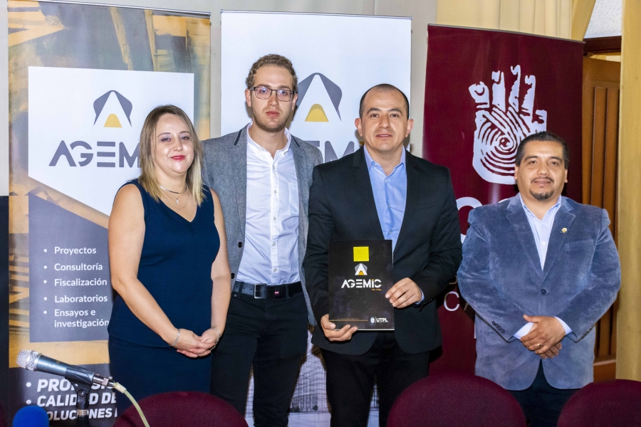 Entrega de planos de regeneración de teatro Segundo Cueva Celi