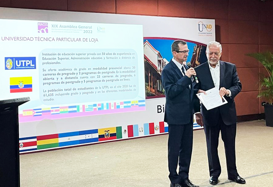 Santiago Acosta, rector UTPL recibe el Sello de Calidad Kalos de manos de Alejandro Miranda, Presidente RIACES.