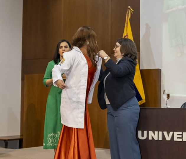 Imposición de mandiles a internos rotativos de la carrera de Nutrición y Dietética – Cohorte mayo 2025 / abril 2026 Imposición de mandiles a internos rotativos de la carrera de Nutrición y Dietética – Cohorte mayo 2025 / abril 2026