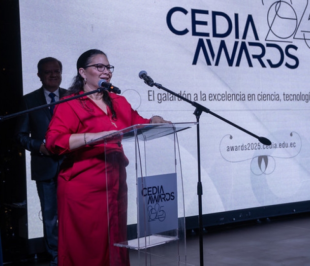 Eduardo Valarezo Valdez recibe el reconocimiento como Investigador Destacado en los CEDIA Awards