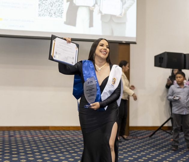 UTPL Escuela de Negocios reconoció el esfuerzo, dedicación y excelencia académica de sus mejores egresados.