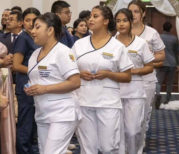 Imposición de insignias a estudiantes de Enfermería