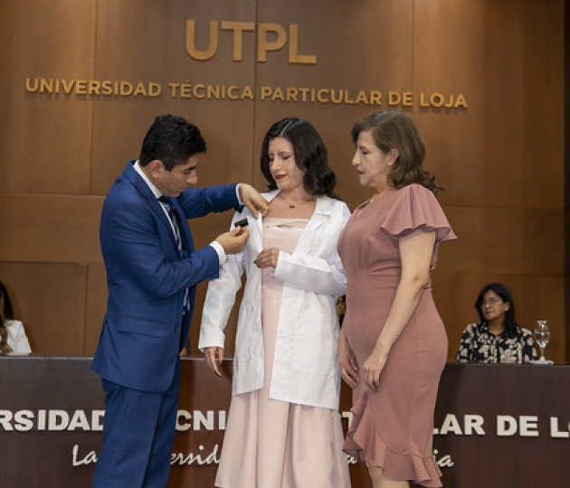 Imposición de Insignias – Carrera de Medicina