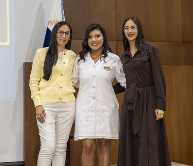 Imposición de mandiles a internos rotativos de la carrera de Nutrición y Dietética – Cohorte mayo 2025 / abril 2026 Imposición de mandiles a internos rotativos de la carrera de Nutrición y Dietética – Cohorte mayo 2025 / abril 2026