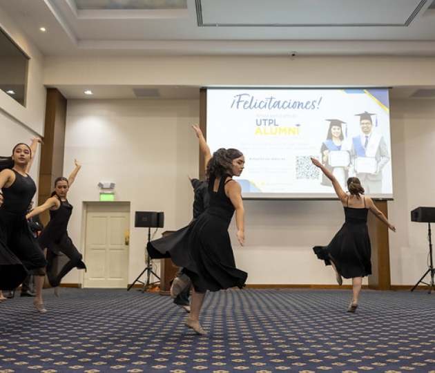 UTPL Escuela de Negocios reconoció el esfuerzo, dedicación y excelencia académica de sus mejores egresados.