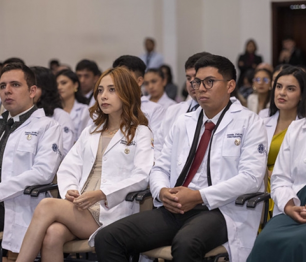 Imposición de mandiles a estudiantes de Fisioterapia