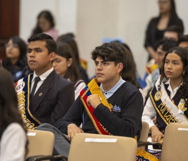 UTPL reconoció el compromiso de los abanderados de los colegios de Loja por su excelencia académica