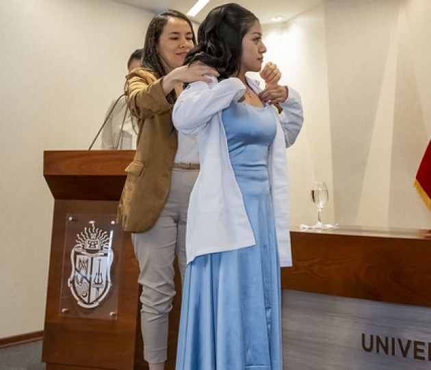 Estudiantes de Fisioterapia reciben sus mandiles
