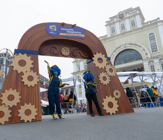 La UTPL participa en el Festival Internacional de Artes Vivas Loja con sus talentosos grupos de arte en la Plaza de la Cultura