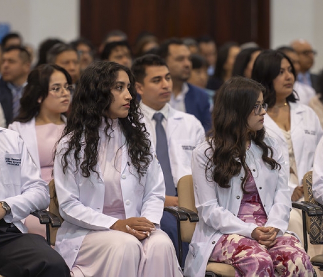 Imposición de Insignias – Carrera de Medicina