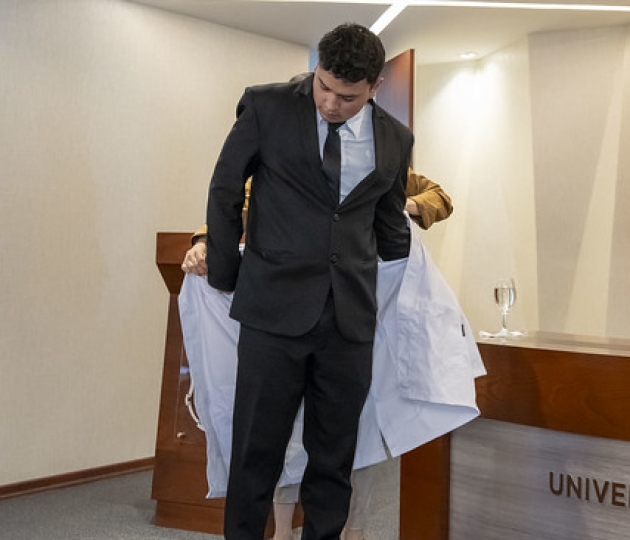 Estudiantes de Fisioterapia reciben sus mandiles