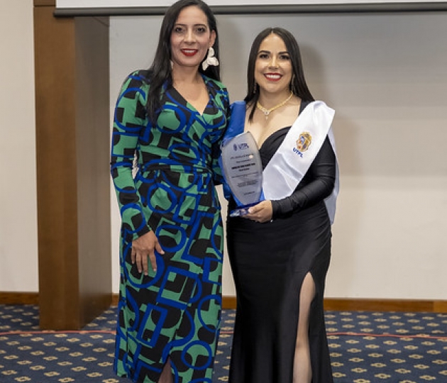 UTPL Escuela de Negocios reconoció el esfuerzo, dedicación y excelencia académica de sus mejores egresados.