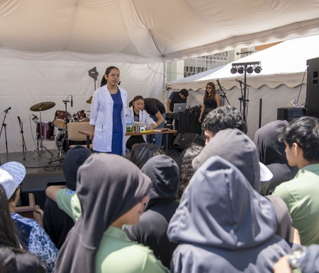 La UTPL participa en el Festival Internacional de Artes Vivas Loja con sus talentosos grupos de arte en la Plaza de la Cultura