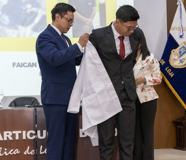 Imposición de mandiles a estudiantes de Fisioterapia