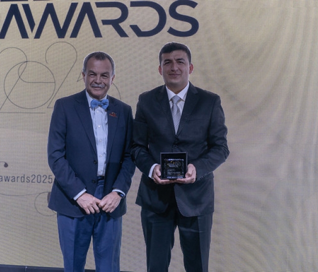 Eduardo Valarezo Valdez recibe el reconocimiento como Investigador Destacado en los CEDIA Awards