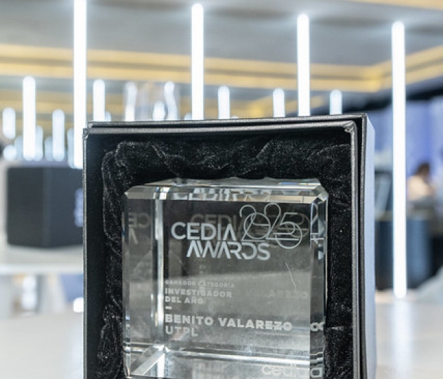 Eduardo Valarezo Valdez recibe el reconocimiento como Investigador Destacado en los CEDIA Awards