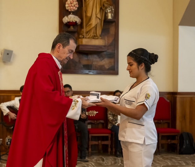 Imposición de insignias a estudiantes de Enfermería
