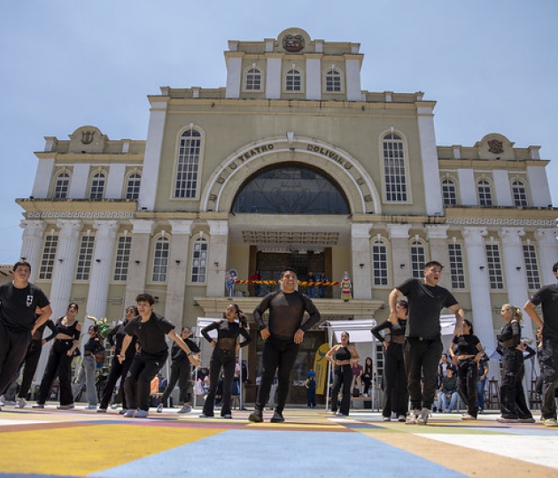 La UTPL participa en el Festival Internacional de Artes Vivas Loja con sus talentosos grupos de arte en la Plaza de la Cultura