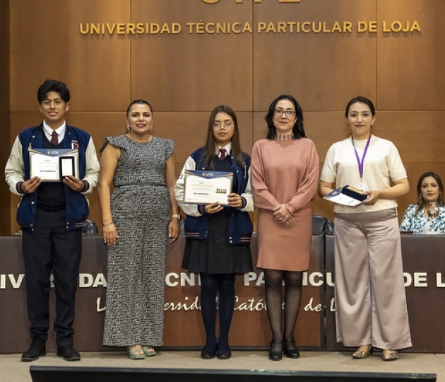 UTPL reconoció el compromiso de los abanderados de los colegios de Loja por su excelencia académica