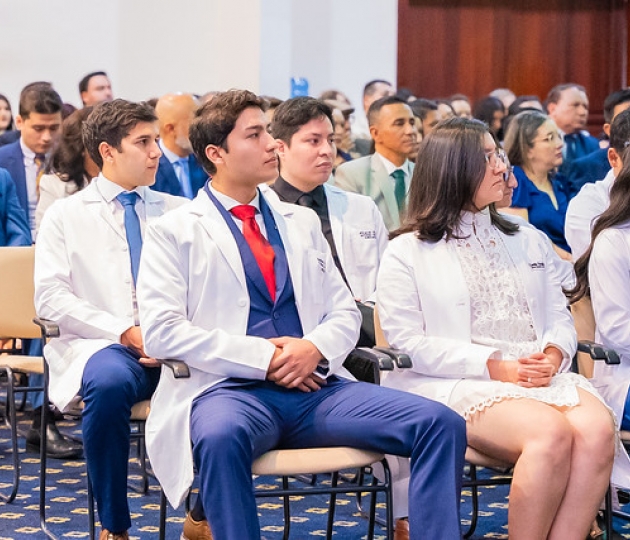 Imposición de insignias a estudiantes de Medicina
