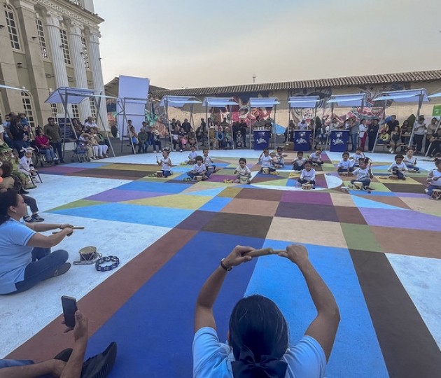 La UTPL participa en el Festival Internacional de Artes Vivas Loja con sus talentosos grupos de arte en la Plaza de la Cultura