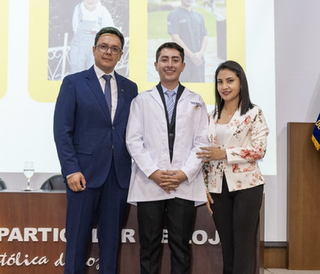 Imposición de mandiles a estudiantes de Fisioterapia