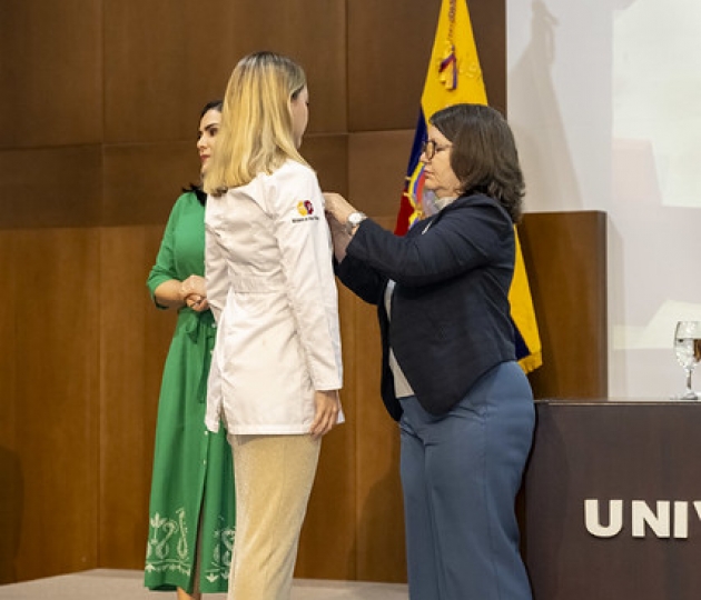 Imposición de mandiles a internos rotativos de la carrera de Nutrición y Dietética – Cohorte mayo 2025 / abril 2026 Imposición de mandiles a internos rotativos de la carrera de Nutrición y Dietética – Cohorte mayo 2025 / abril 2026