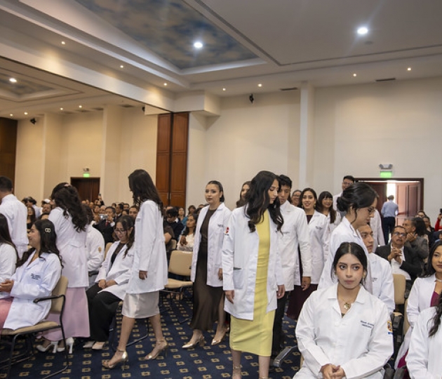 Imposición de Insignias – Carrera de Medicina