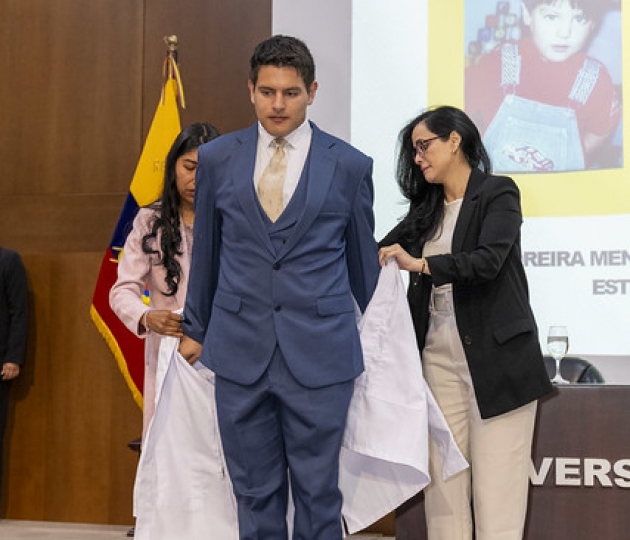 Imposición de mandiles a estudiantes de Fisioterapia