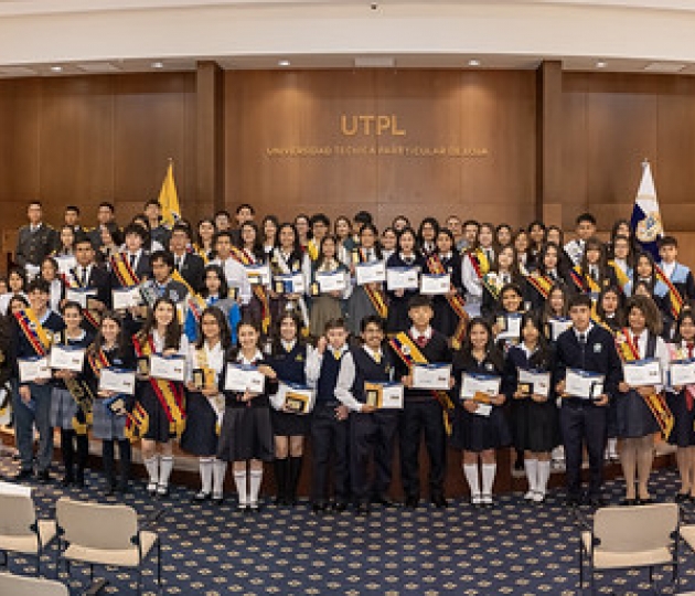 UTPL reconoció el compromiso de los abanderados de los colegios de Loja por su excelencia académica