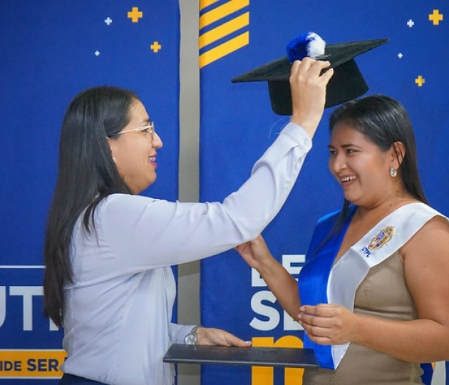 Nuevos profesionales de Galápagos recibieron su título