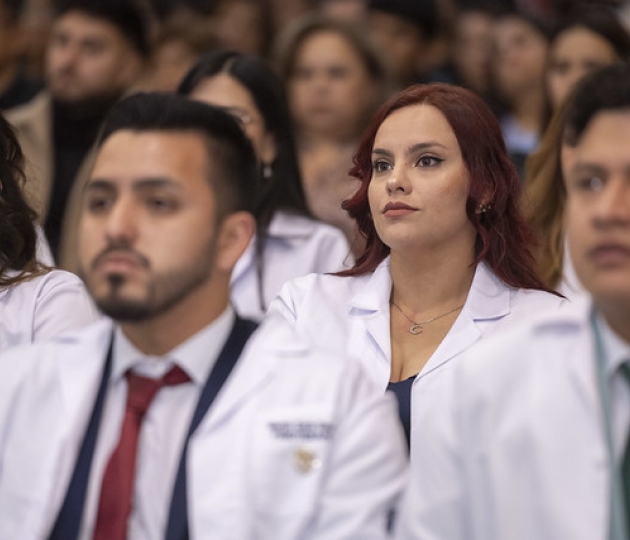 Imposición de mandiles a estudiantes de Fisioterapia