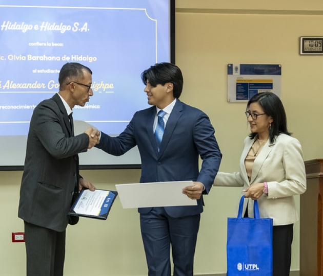 Entrega de becas Hidalgo e Hidalgo a estudiantes de la UTPL