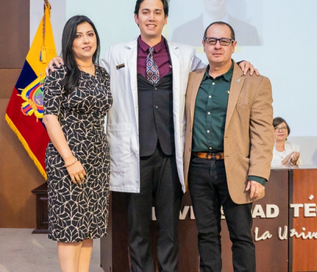 Imposición de insignias a estudiantes de Medicina