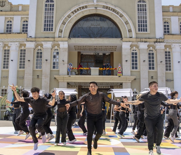 La UTPL participa en el Festival Internacional de Artes Vivas Loja con sus talentosos grupos de arte en la Plaza de la Cultura