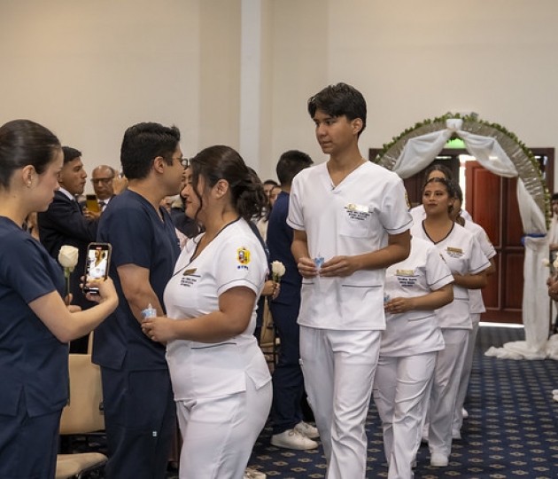 Imposición de insignias a estudiantes de Enfermería