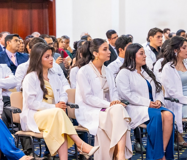 Imposición de insignias a estudiantes de Medicina