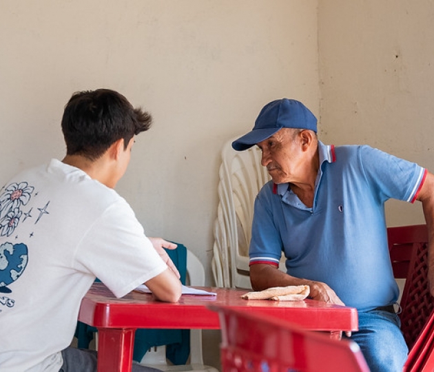 Visita de estudiantes y docentes de Economía al proyecto de producción sostenible meliponícola en el cantón Puyango